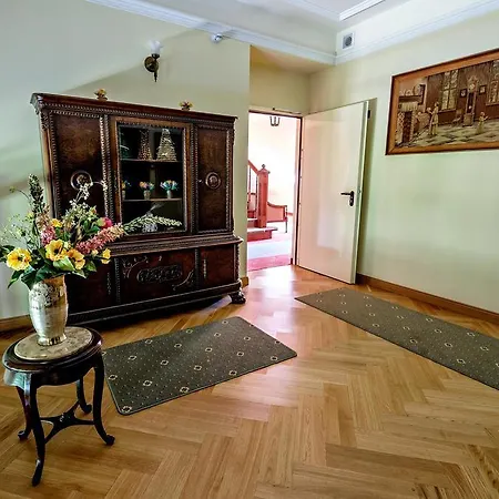 Dwor Stary Chotow Hotel