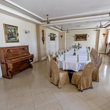 Dwor Stary Chotow Hotel