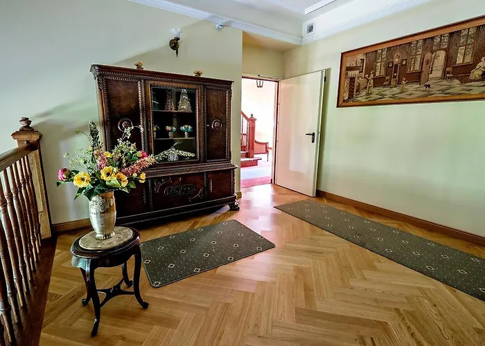 Dwor Stary Chotow Hotel