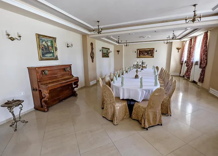 Dwor Stary Chotow Hotel